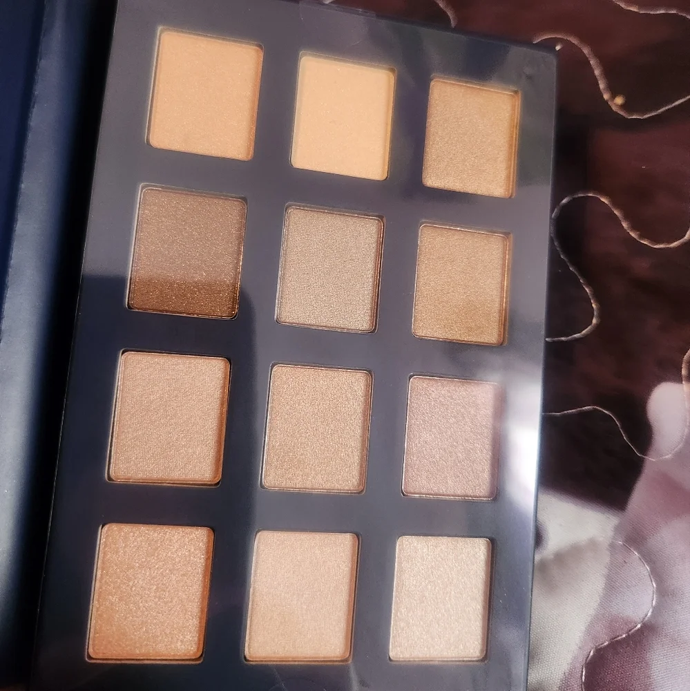 New Avon Iconic Beauty Classic Collection - Picture 10 of 14